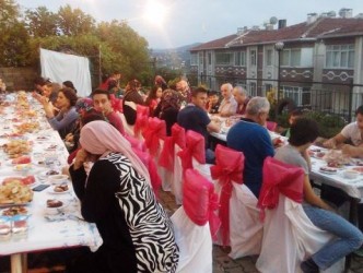 ÖRNEK APARTMANINDAN  ÖRNEK İFTAR