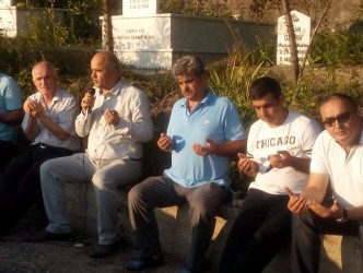 ARİFE GÜNÜ MEZARLIKTA TOPLANDILAR
