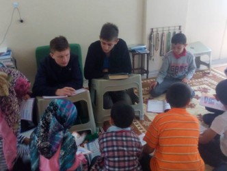 İMAM HATİP ÖĞRENCİSİ GÖNÜLLÜ KURAN ÖĞRETİYOR