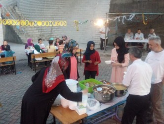 TEPEKENT CAMİ KIZ KURAN KURSU ÖĞRENCİLERİNE İFTAR