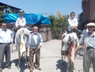 ÜÇ TORUNUNA SÜNNET DÜĞÜNÜ YAPTI