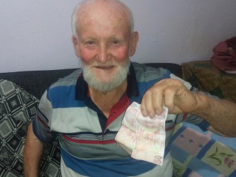 YAŞLI ADAMA SAHTE PARA VERDİLER