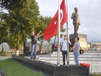GAZETECİLERDEN BAYRAK HASSASİYETİ