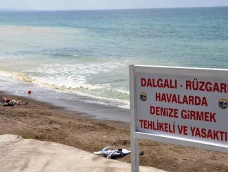 RÜZGARLI VE DALGALI HAVADA DENİZE GİRMEK YASAK