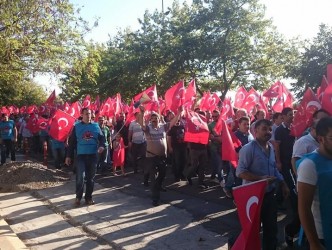 ERDEMİR İŞÇİSİ TERÖRE TEPKİ İÇİN YÜRÜDÜ
