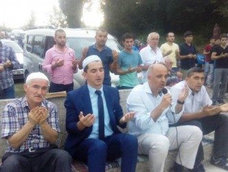 ARİFE GÜNÜ MEZARLIKTA DUA YAPTILAR