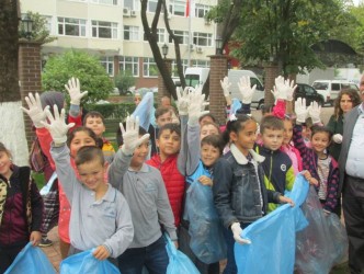 150 ÖĞRENCİ ÇÖP TOPLADI