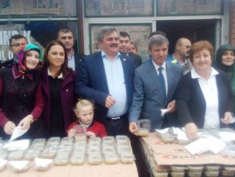 VATANDAŞLARA AŞURE DAĞITTILAR