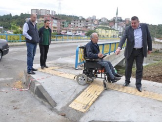 ALAPLI BELEDİYESİ GÖRME ENGELLİLER İÇİN KALDIRIM YAPTI