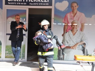 İTFAİYECİLER MAHSUR KALANLARI KURTARDI