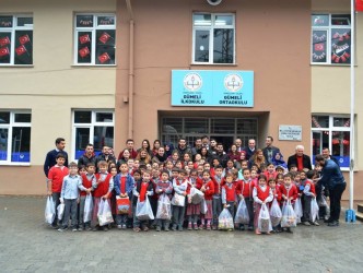 ÜNİVERSİTE ÖĞRENCİLERİNDEN KIRTASİYE YARDIMI