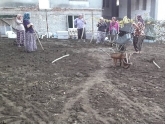 HASANLI KÖYÜ MEZARLIKTA ÇEVRE DÜZENLEMESİ YAPIYOR