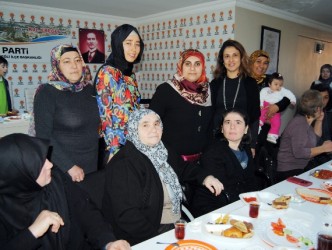 AK PARTİLİ KADINLAR KAHVALTIDA BULUŞTU