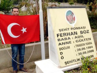 Şehidin Kabrindeki Göndere İtfaiye Aracıyla Türk Bayrağı Çekildi