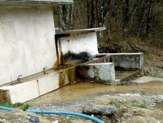 LAĞIM SULARI ÇEŞMENİN ÖNÜNE AKIYOR