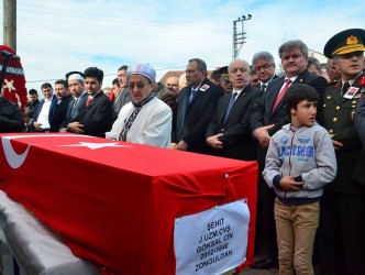 ŞEHİDİ BİNLERCE KİŞİ UĞURLADI