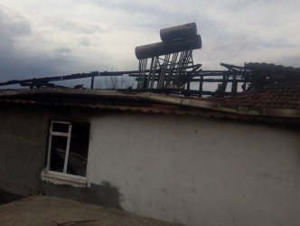 SARIKADI KÖYÜNDE EV YANDI