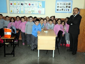 MİNİK ÖĞRENCİLER HARÇLIKLARINI TÜRKMENLERE VERDİ