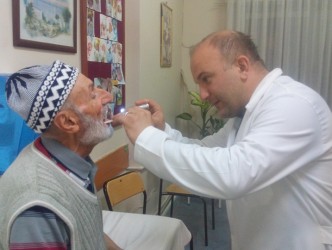 DOKTOR İFTARDAN SONRA MUAYENE EDİYOR