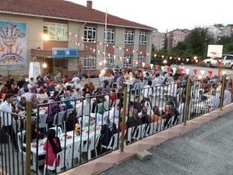 KÖY OKULUNDA İFTAR YEMEĞİ VERİLDİ