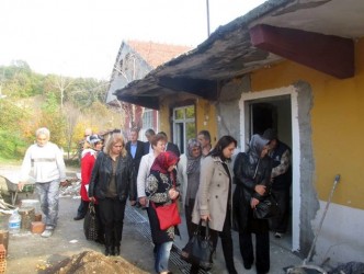 EVİ YANAN AİLEYE AK PARTİLİ KADINLARDAN DESTEK
