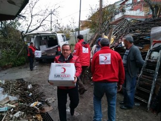 EVİ YANAN AYDIN AİLESİNE KIZILAY’DAN YARDIM