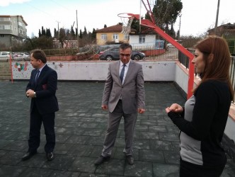 OKUL BAHÇESİNE KAUÇUK ZEMİN KAPLANDI