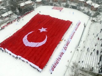 SARIKAMIŞ ŞEHİTLERİ İÇİN DEV BAYRAK