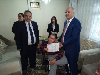 KARNESİNİ EVİNDE ALDI