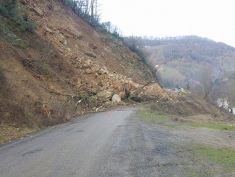 GÜMELİ’DE HEYELAN YOLU KAPATTI