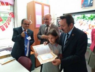 ÖĞRENCİLER KARNELERİNİ ALDI
