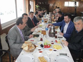 ESKİOĞLU GAZETECİLERE KAHVALTI VERDİ