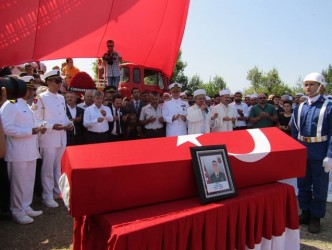 BİNLERCE KİŞİ ŞEHİDİ UĞURLADI