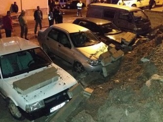 İSTİNAT DUVARI ÇÖKTÜ 4 ARAÇ HASAR GÖRDÜ