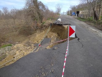 ALAPLI ORMANLI KARAYOLU ULAŞIMA KAPATILDI