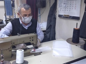 TERZİ KARTAL GÖNÜLLÜ MASKE DİKİYOR