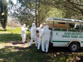 CORONA HASTASININ CENAZESİ KRİZE YOL AÇTI, DAMADI VE TORUNU TOPRAĞA VERDİ.