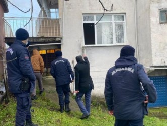 GİRDİKLERİ EVDEN ZİYNET EŞYASI ÇALDILAR