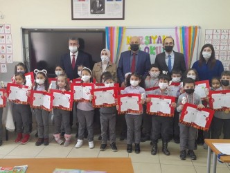 ÖĞRENCİLER KARNELERİNİ ALDILAR