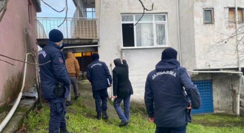 GİRDİKLERİ EVDEN ZİYNET EŞYASI ÇALDILAR