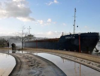 Ereğli’de kuru yük gemisi karaya oturdu